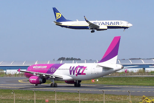 Traveling throughout Italy can be very cheap - airplanes in Italy