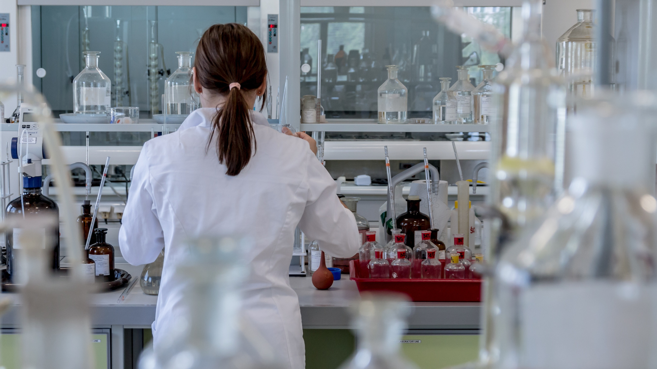 PhdAdmissionsGuidebyGlobalAdmissions Student in a science lab